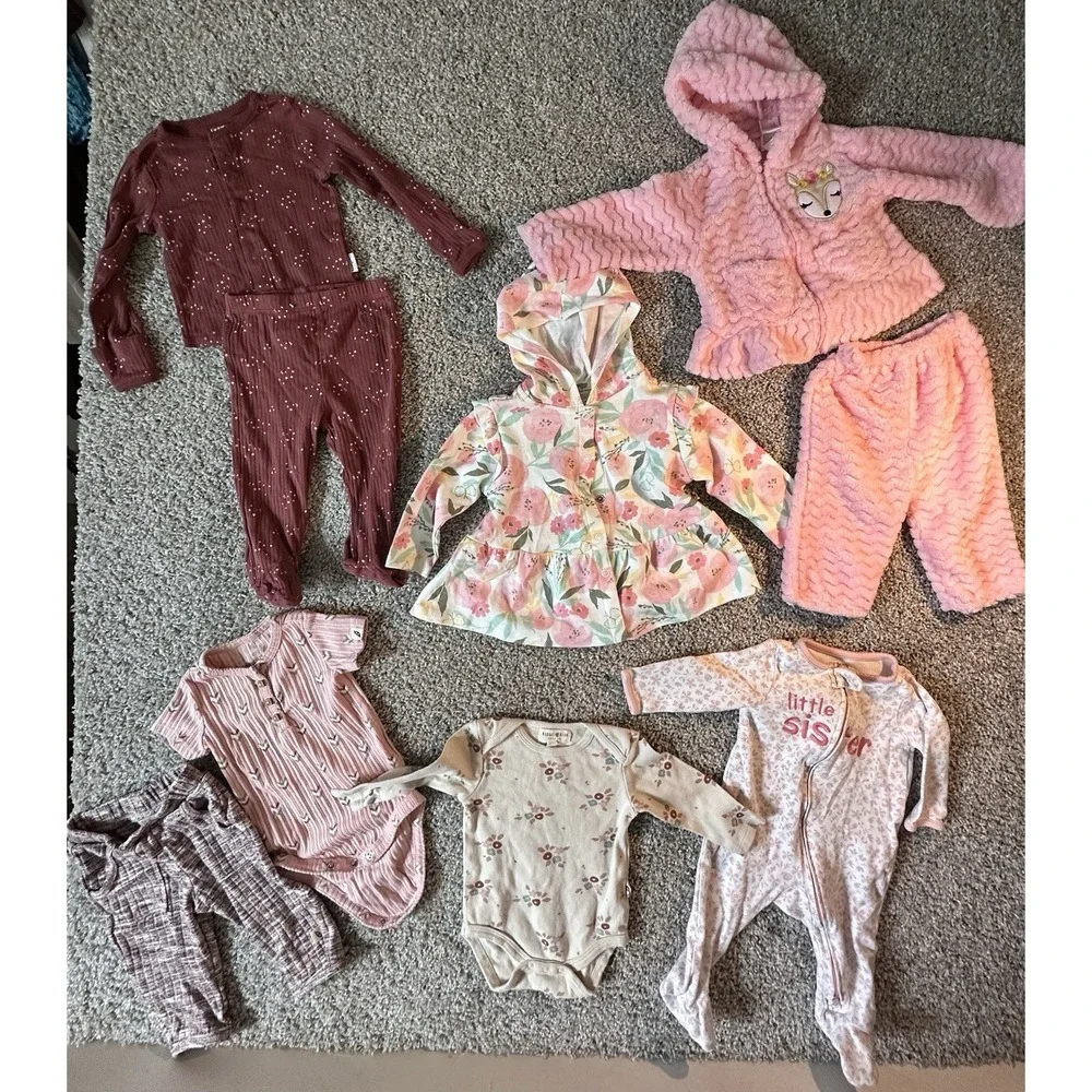 Large Lot Of Baby Girl clothes 3-6‎ months.
